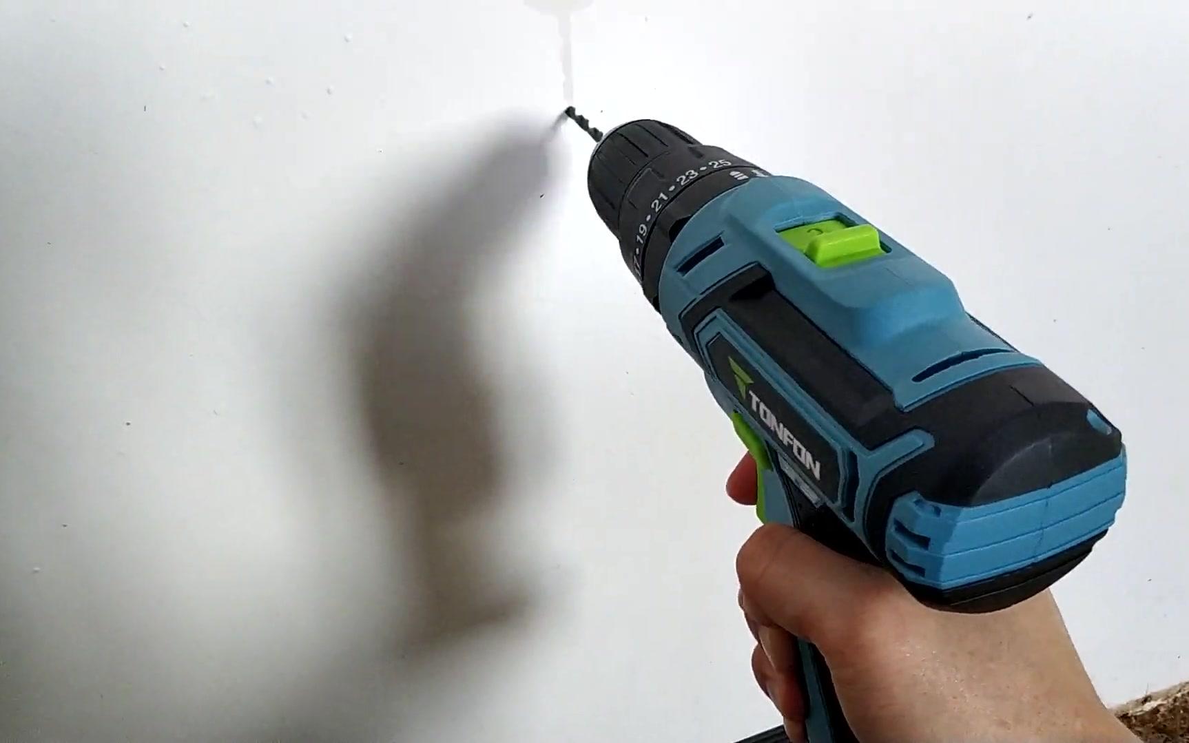 小米有品众筹的无线电钻打墙测试,感觉这钻的不够深啊