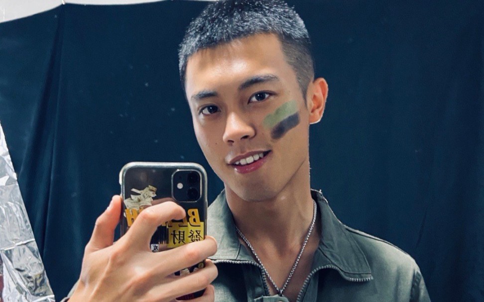 【抖音主播小晨】帅气的制服诱惑