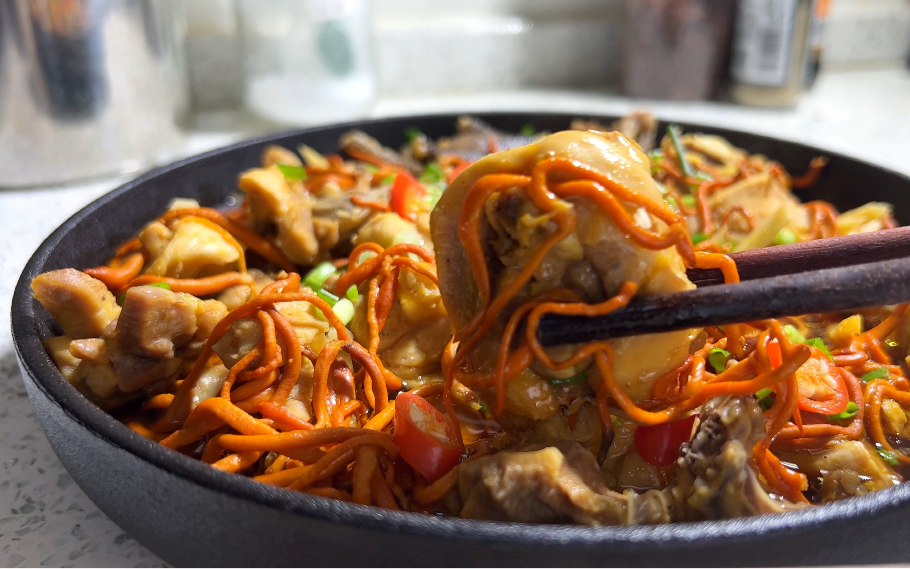 天气热不想炒菜,快试试这道虫草花蒸鸡,鲜美又营养,全家人都爱