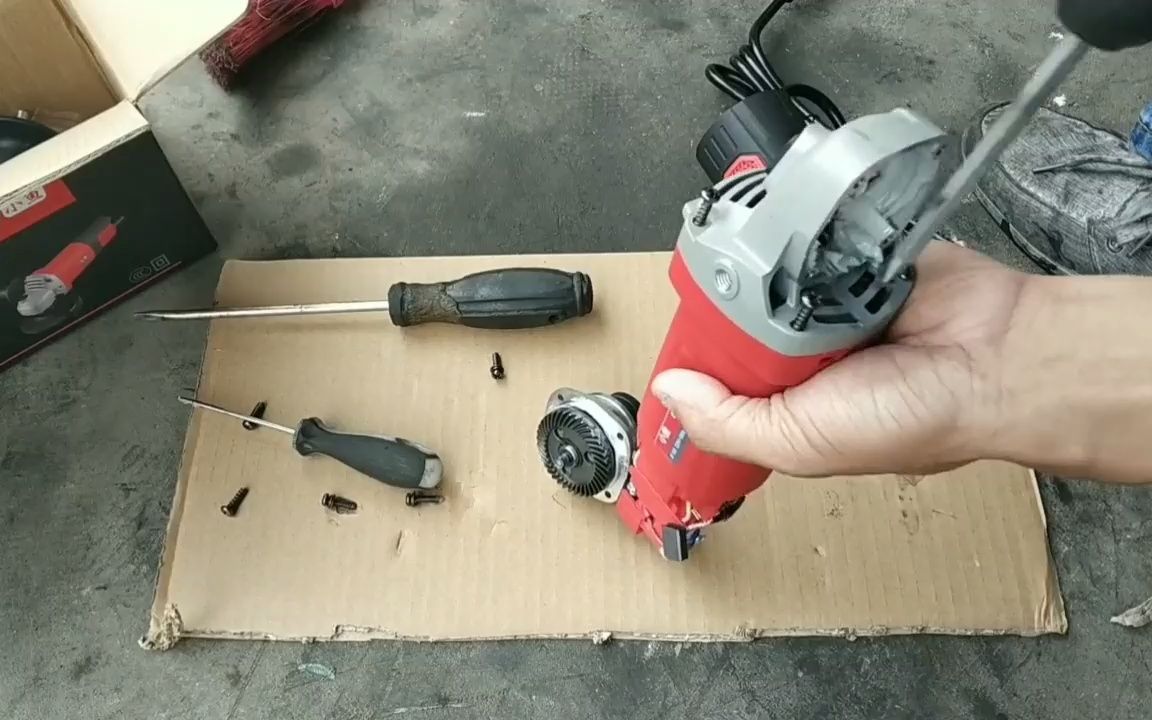 厂家保修一年的小鱼1130w角磨机,工具哥拆解给大家看看吧