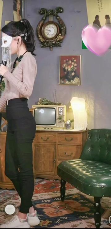 冬眠@03半遮面(邻居姐姐)一轮弯月悬挂仲夏夜,原本是炎炎夏日,到了