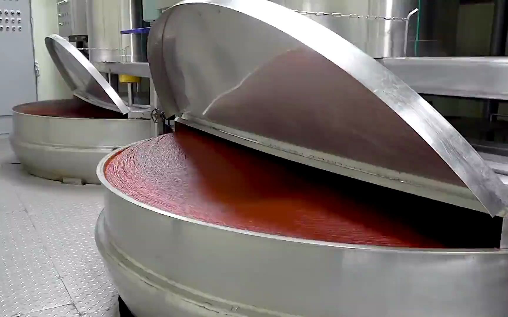 走进工厂!实拍大规模生产辣椒酱的过程,看完后大开眼界了