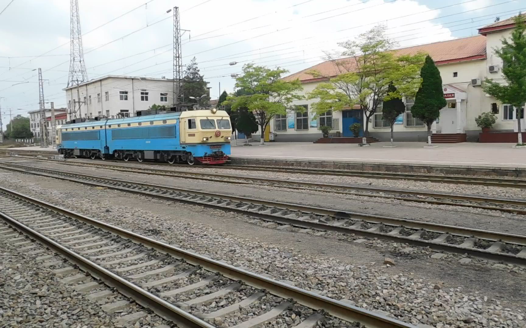 太局太段ss4g0393号电力机车单机驶入寿阳车站