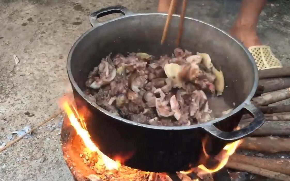 越南最出名的竹鼠肉做法特别香,出锅皮脆肉嫩多汁,新鲜竹鼠血凉拌你没尝试过没!哔哩哔哩bilibili