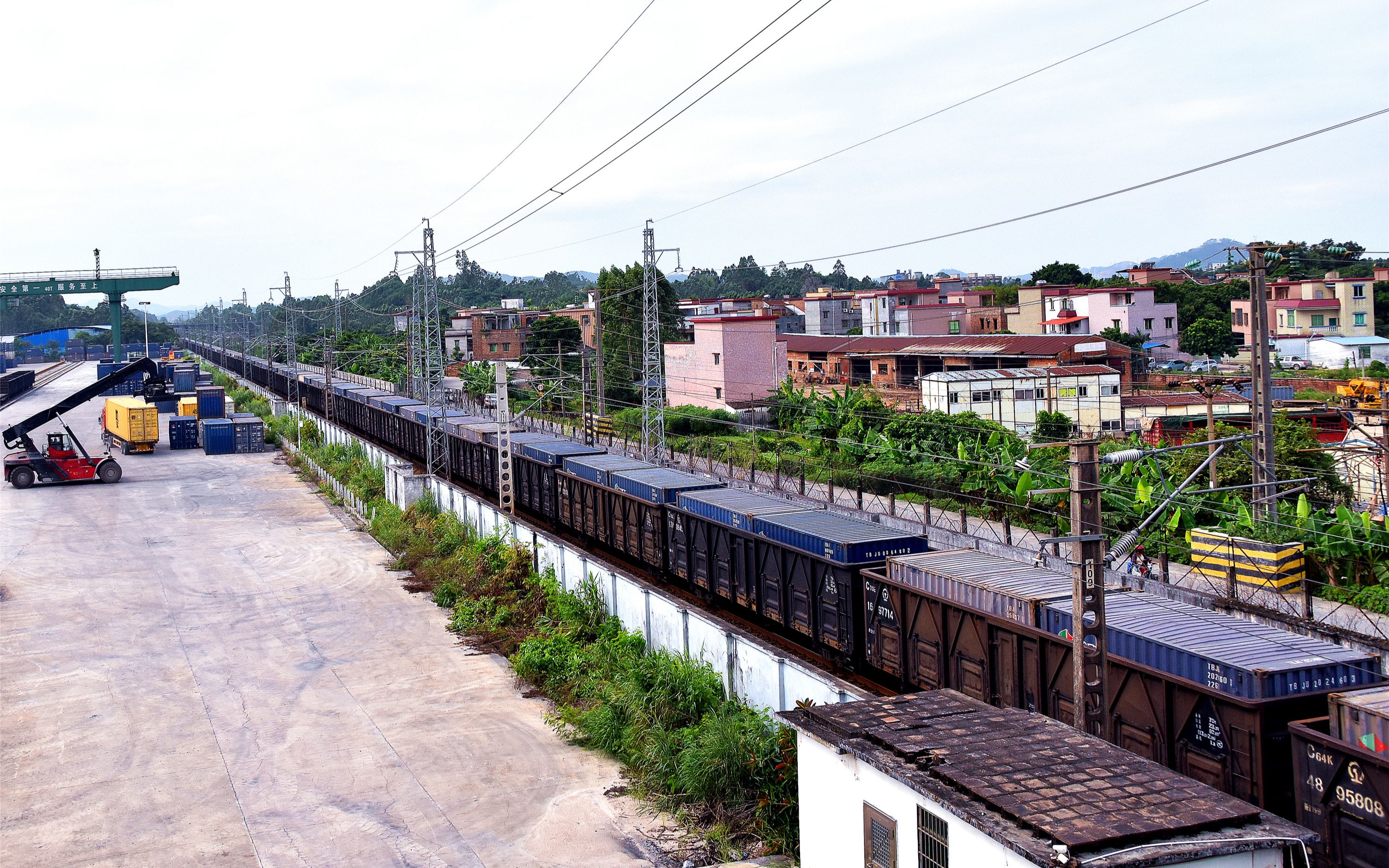 广铁株段hxd1c0203牵引集装箱大列 81503通过源潭货场