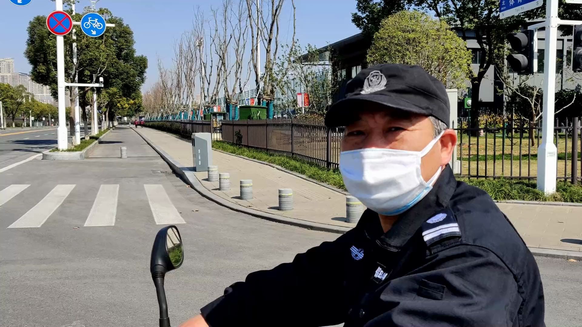 保安小哥戴口罩讲武汉话,外地记者快被逼疯了