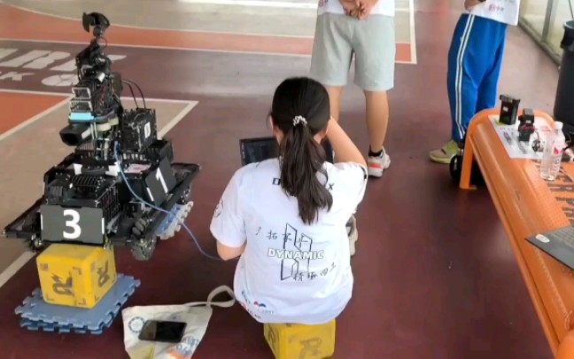 大二学妹在认真调车,机械组老狗居然在摸鱼