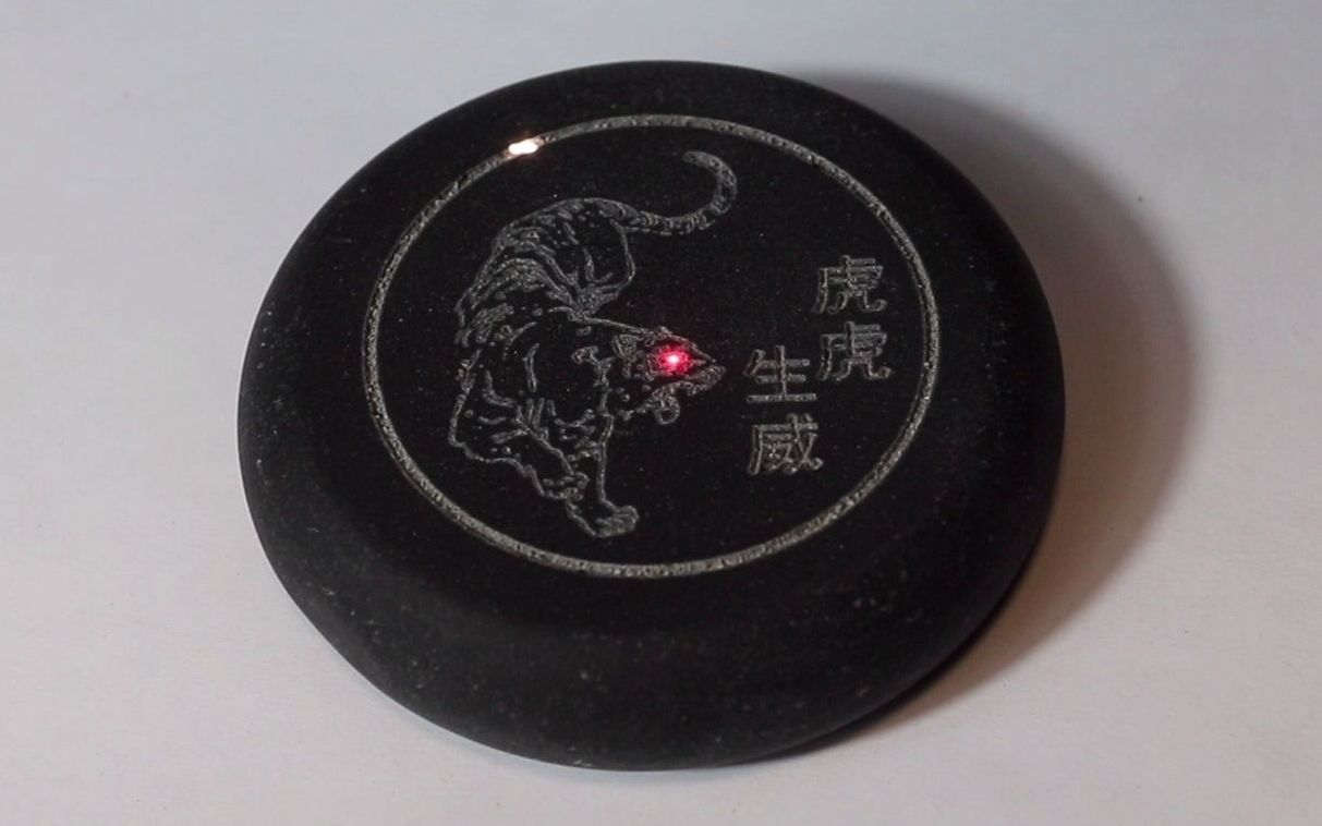 用激光雕刻机在石头上雕刻一幅虎虎生威的图案,提前祝大家虎年吉祥