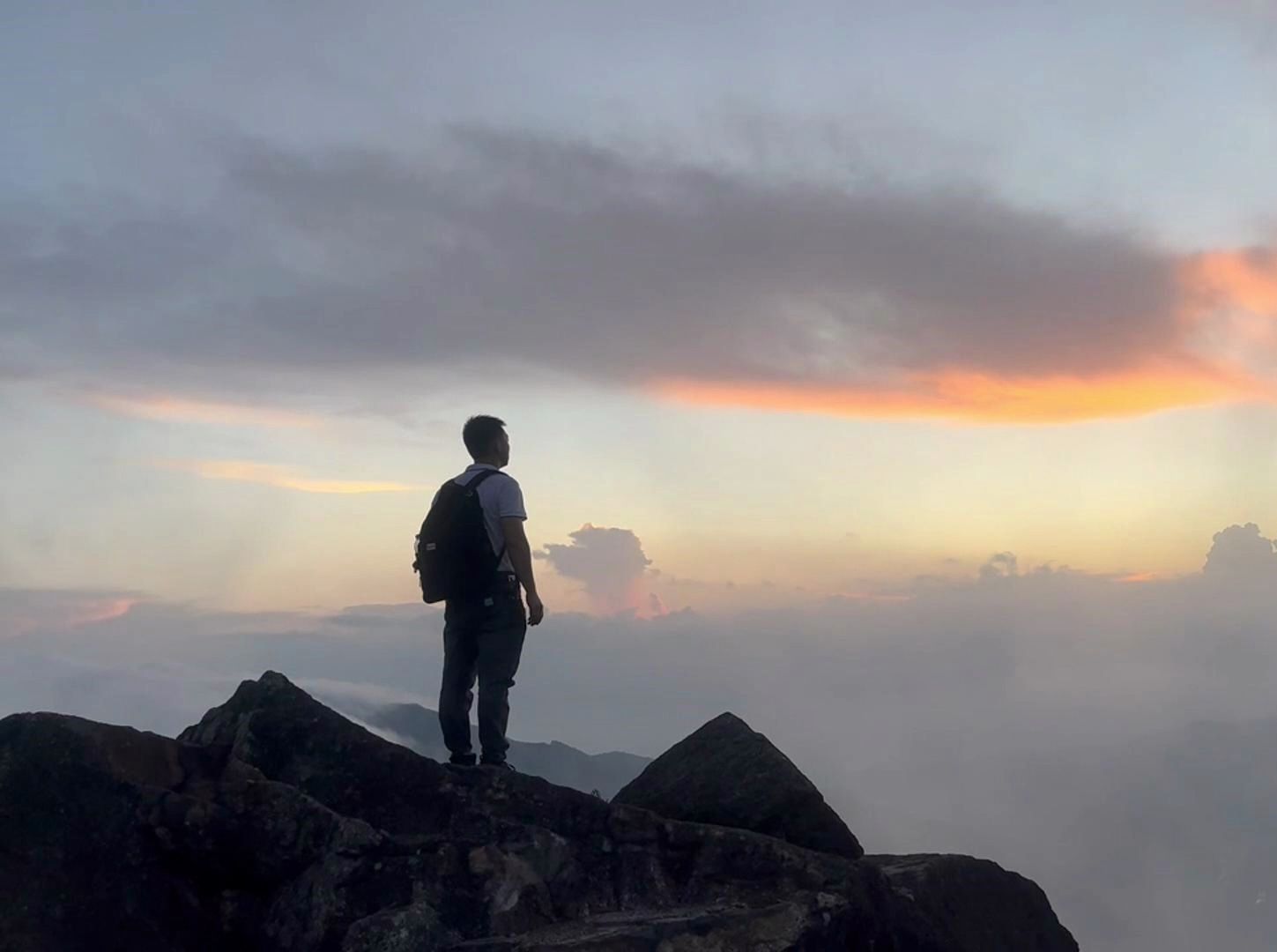 站在山顶看风景的图片图片