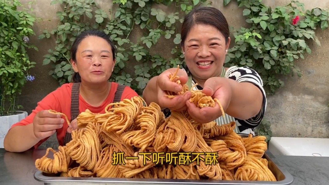妈妈想吃炸馓子啦,姐俩忙活大半天做了满满一盘,个个酥脆掉渣