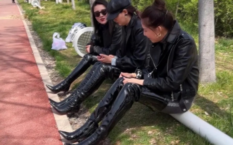 长靴美女集体迷晕脱靴