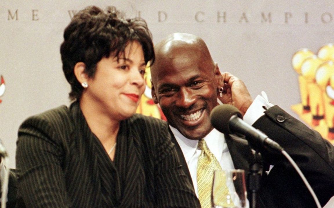 父母极度反对乔丹迎娶胡安妮塔,但孩子已经1岁,当时mj不得不奉子成婚