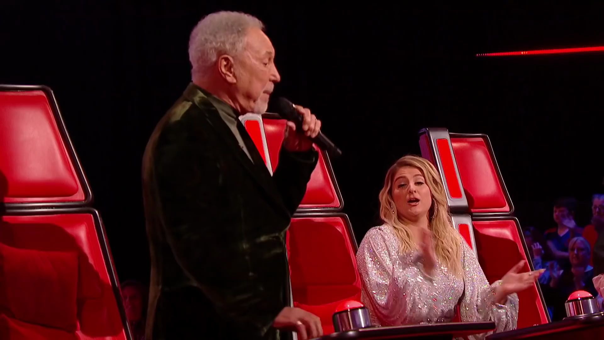 2020英国好声音汤姆老爷子即兴演唱knock on wood_哔哩哔哩_bili