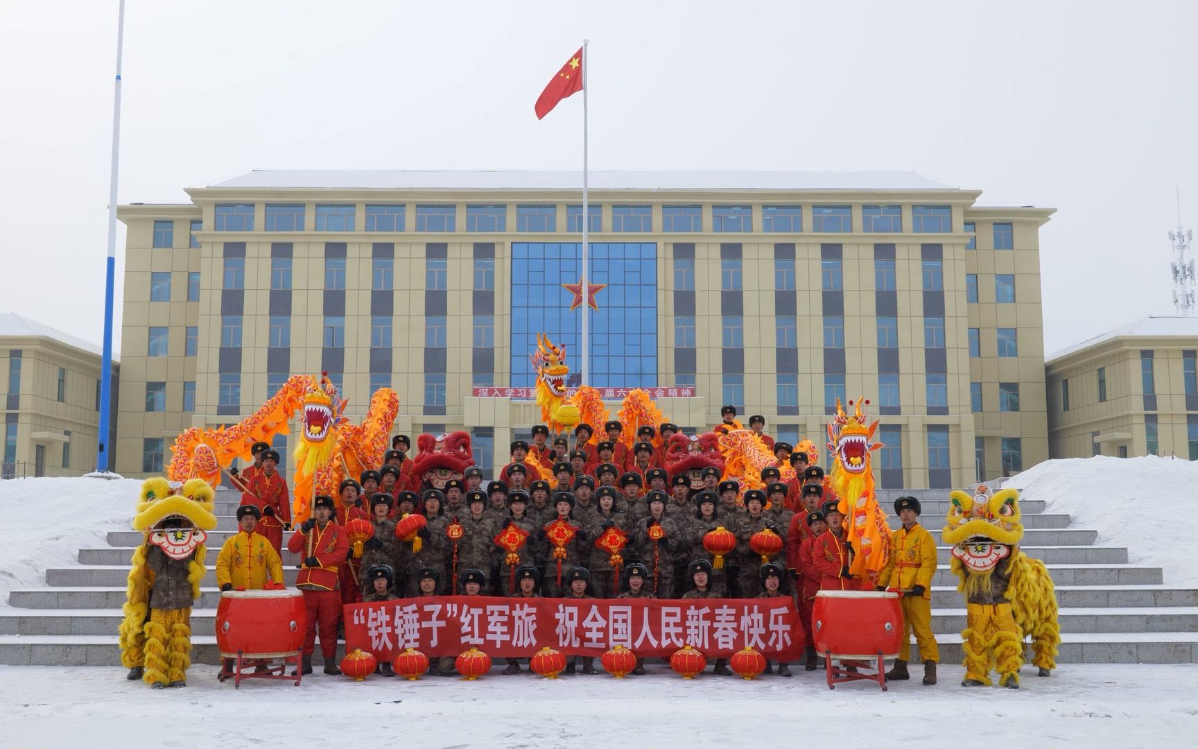 [图]西部战区官兵向全国人民拜年啦！