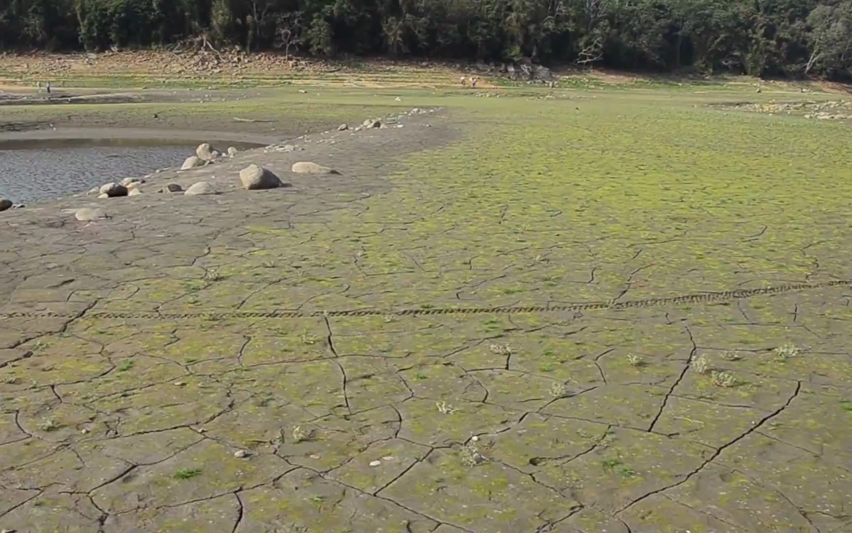 [图]286. 桃園。阿姆坪 - 水線下的土地公廟 Amuping, Taoyuan