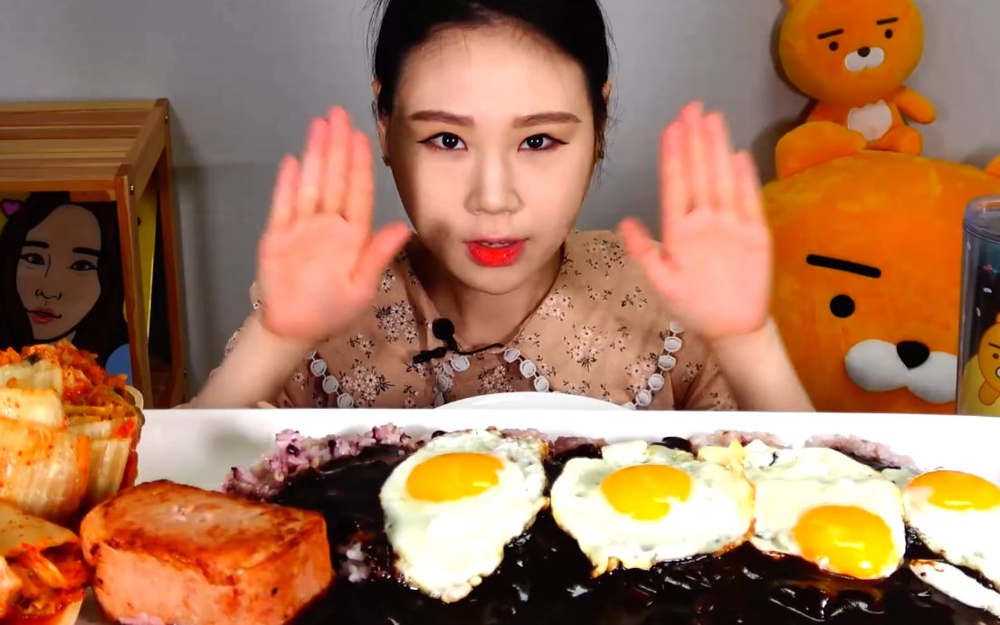 【fran】卡妹 弗朗西斯卡吃炸酱面 荷包蛋 五花肉泡菜,超满足,吃播