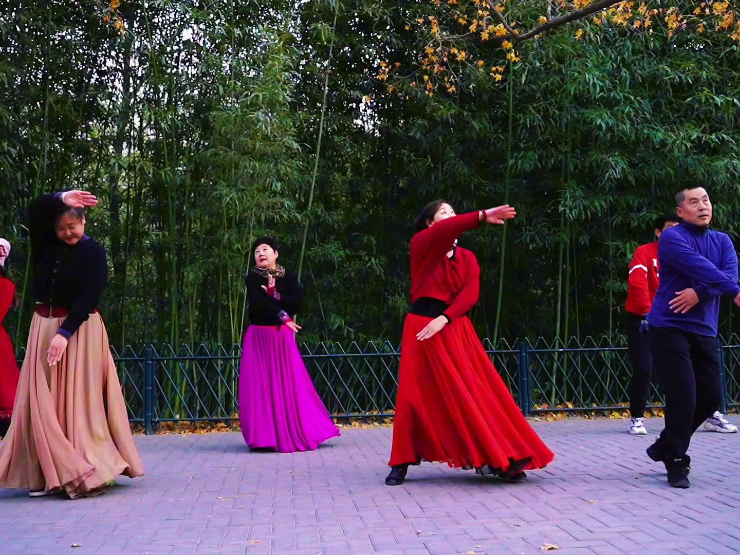 紫竹院广场舞《微腾花》完整版,舞姿优美,歌好听