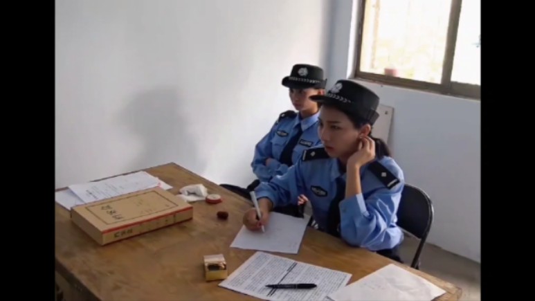 女警抓毒贩图片