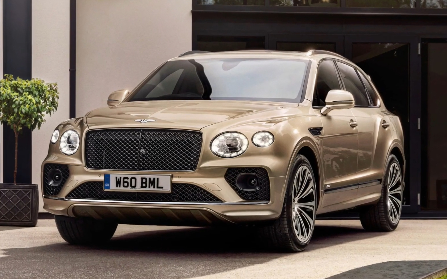 2021宾利添越混动内外饰及官方驾驶视频