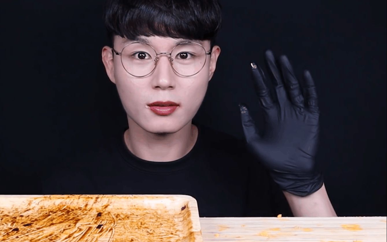 大口吃播kgxhwang今天吃炸酱面配上芝士球芝士棒调味