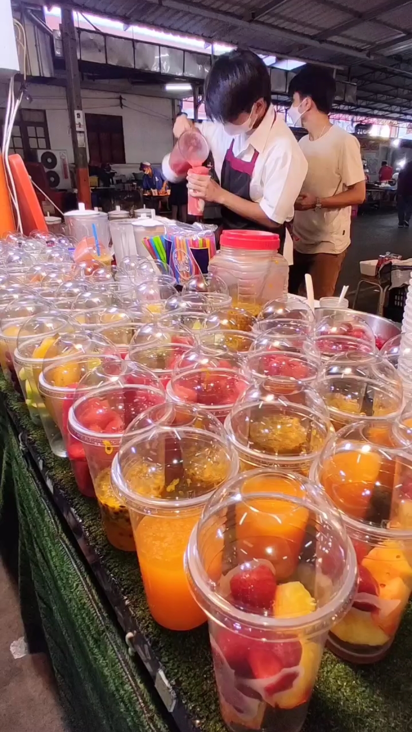泰国路边摊街头美食水果沙冰摊位现做沙冰饮料
