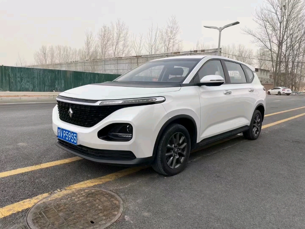 2021年新宝骏rm5七座suv