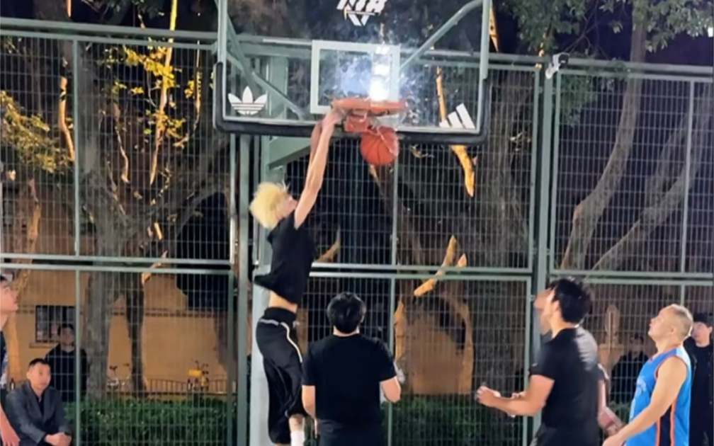 身高2米07的丝滑球风～遇到这样的对手该怎么防？？？