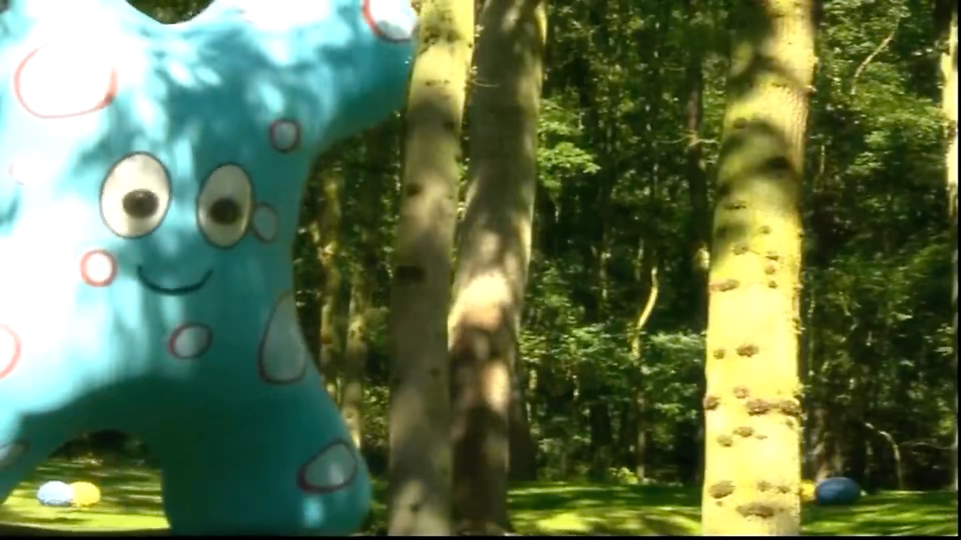 花园宝宝:叮叮车开始行驶,小豆豆小点点在里边,摇摇晃晃的