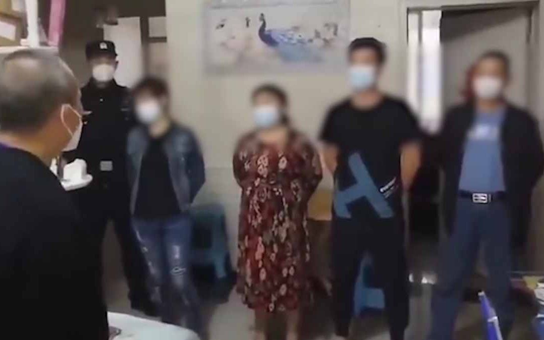 [图]1家4口在自家打麻将被举报？4人背手站一排，被男子言语教育