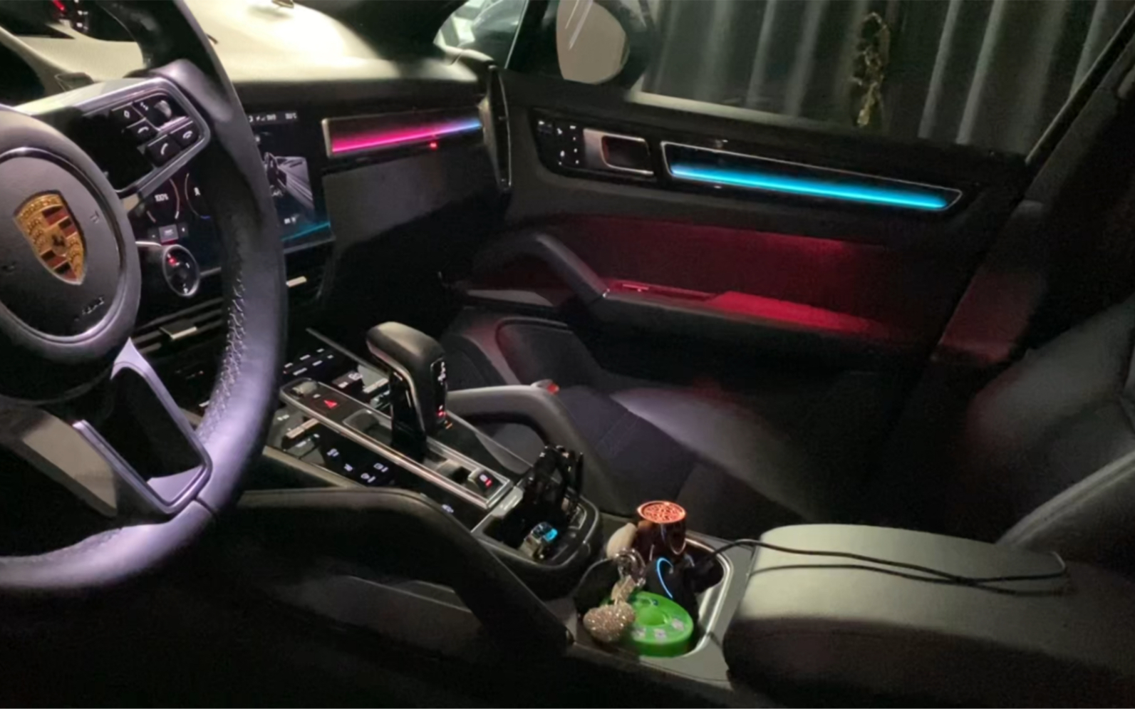 保时捷卡宴升级流光动态光影氛围灯,流光溢彩,打造专属于你的浪漫氛围