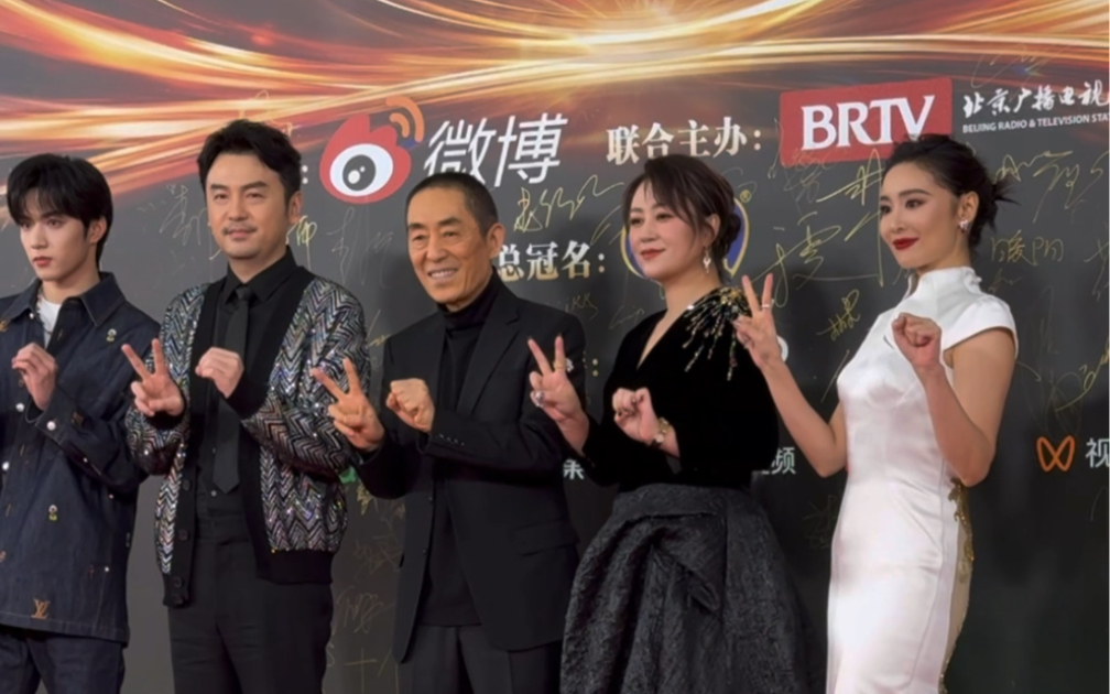 国师#张艺谋 携#第二十条 剧组演员 #雷佳音 #马丽 #高叶 #刘耀文 走