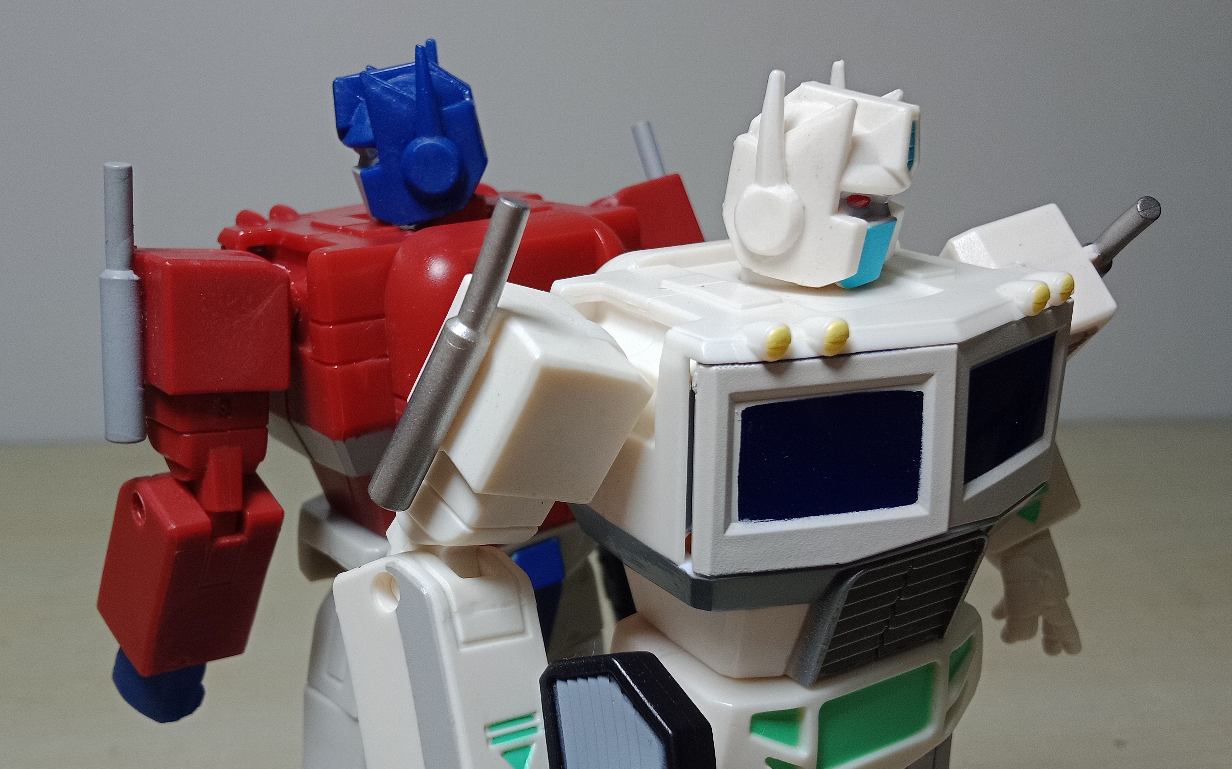 【首发分享】变形金刚 red系列 通天晓本体 白色擎天柱