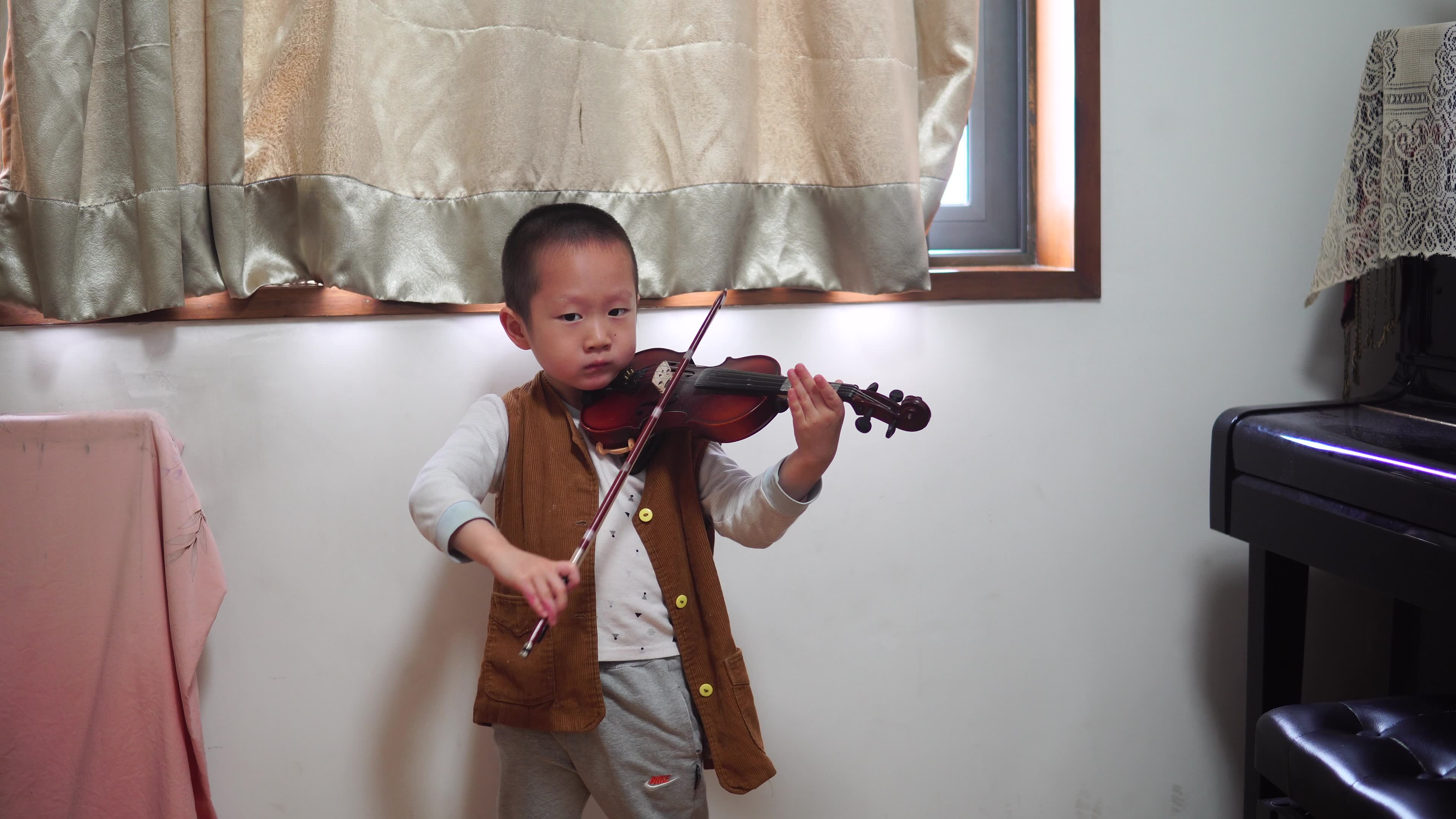 颂祖国小提琴演奏图片