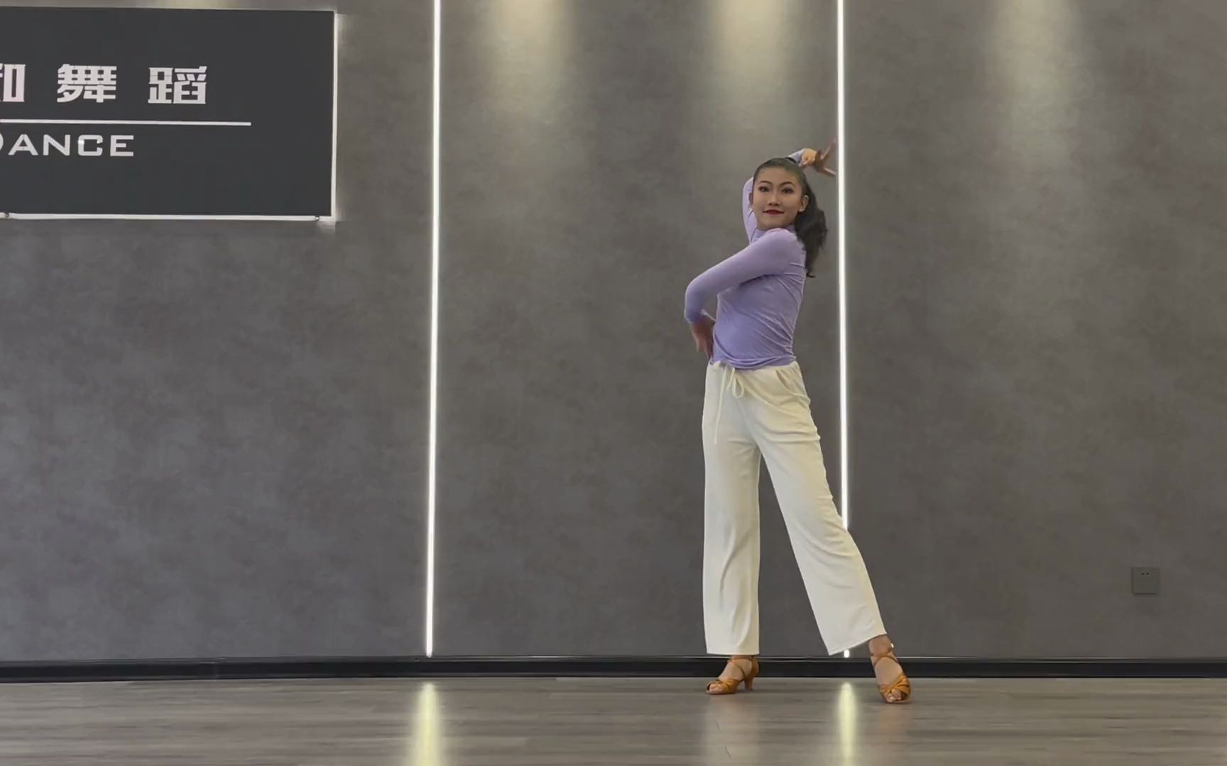 单人伦巴舞表演《我的深情你若懂》