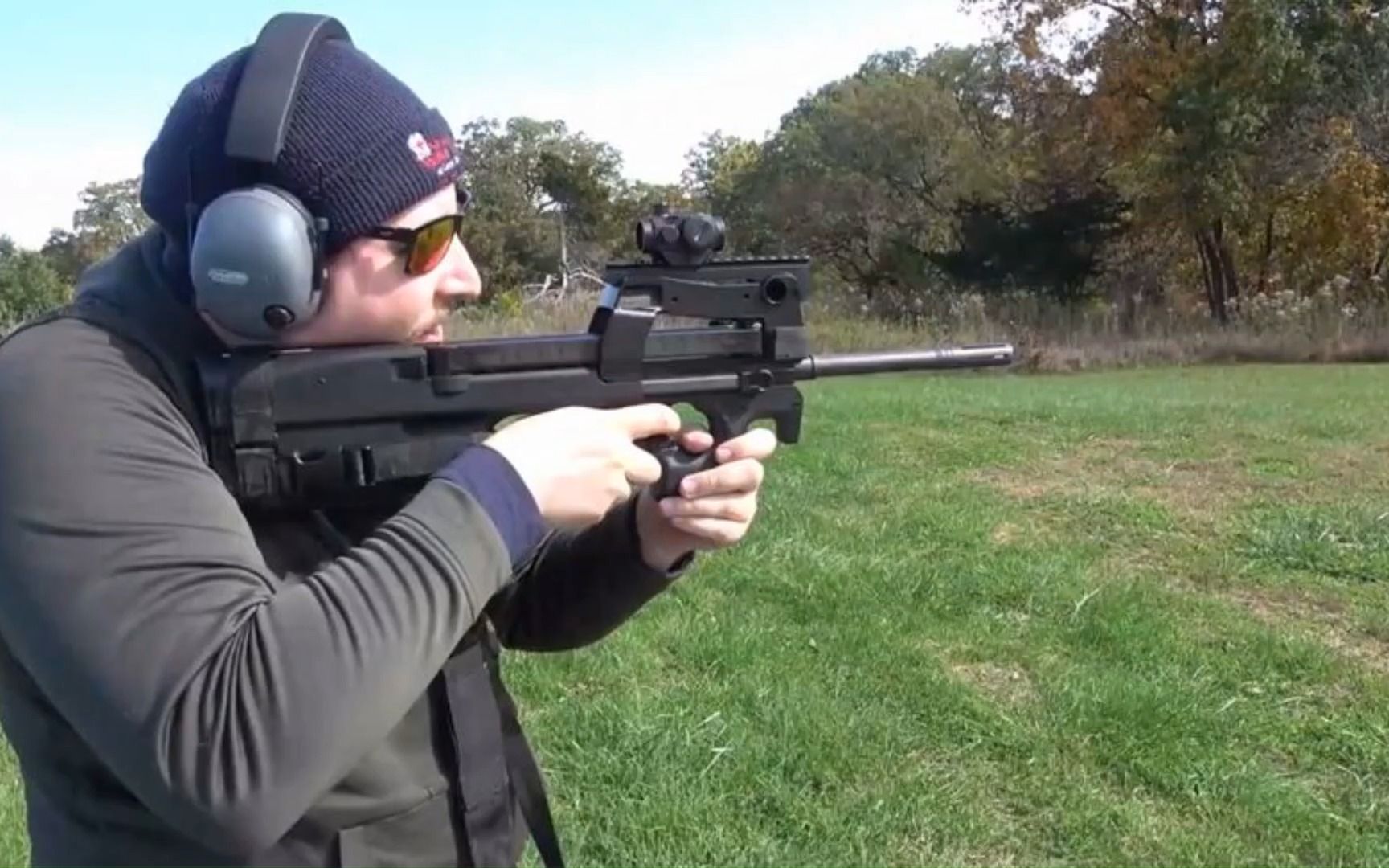 fn p90冲锋枪的民用型,只能半自动射击,ps90靶场实弹射击测试