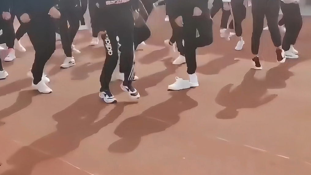 可怜帅哥在相当长一段时间内都穿不回自己的小白鞋