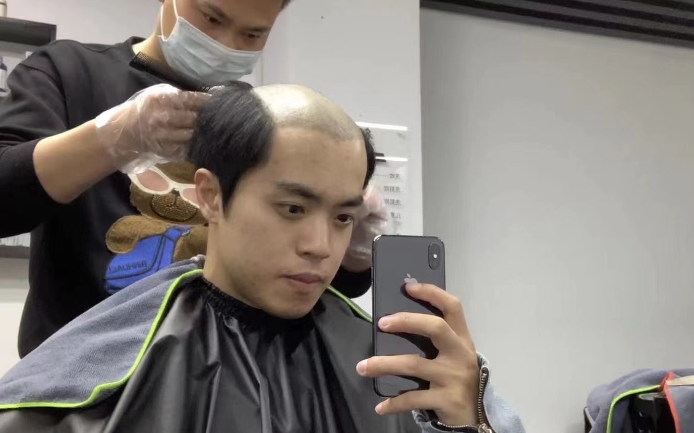 秃头效果去理发店烫头,看看能不能让假发衔接的更好