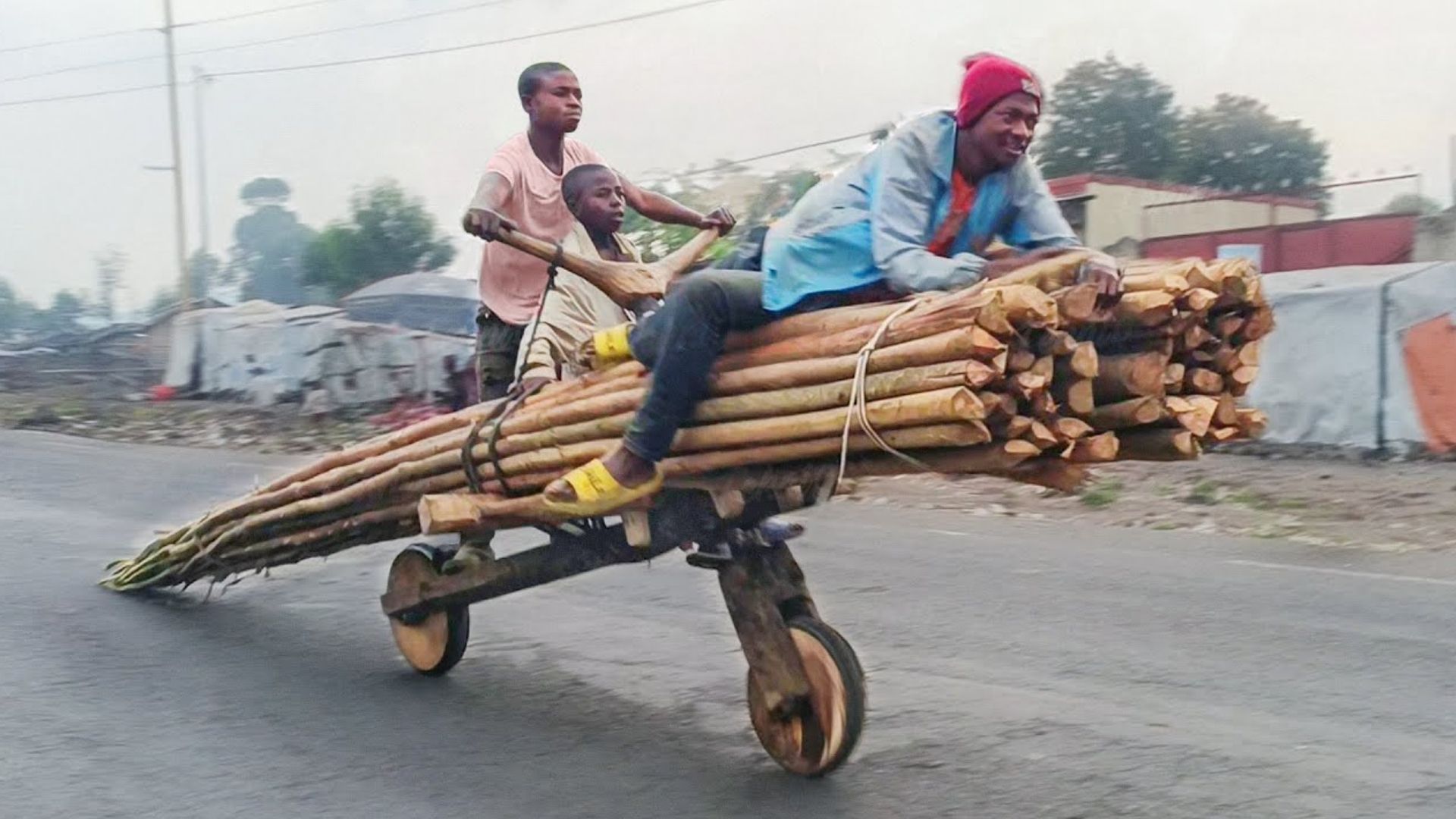 自制的木头自行车,行驶时不用油不用电,70公里时速能拉500斤货物