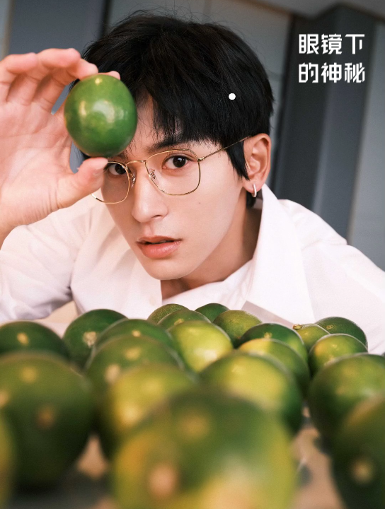活动作品张哲瀚丨眼镜哲眼镜下的神秘