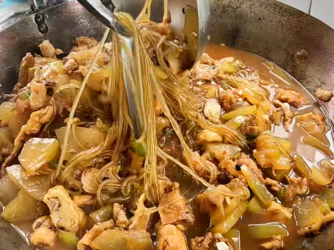 大锅菜冬瓜猪肉粉条酥肉,我们家像开食堂的吗,人多吃饭香