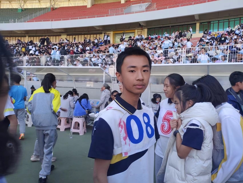 云南省昆明市五华区华山中学运动会的比赛瞬间!