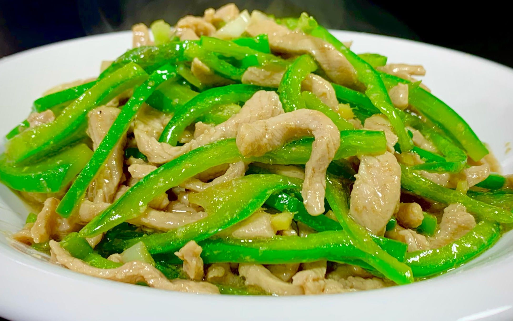 这才是青椒肉丝最好吃做法,肉丝滑嫩,青椒清脆入味,特别好下饭