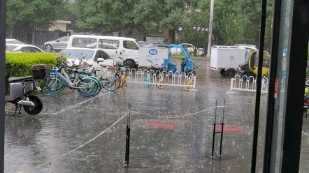 [图]闷热的下午，出门前还是滴滴答答小雨滴，逛个超市不到十分钟出来就噼里啪啦下大雨了，大家都在门口等雨停，快递小哥冒雨送货真心不容易