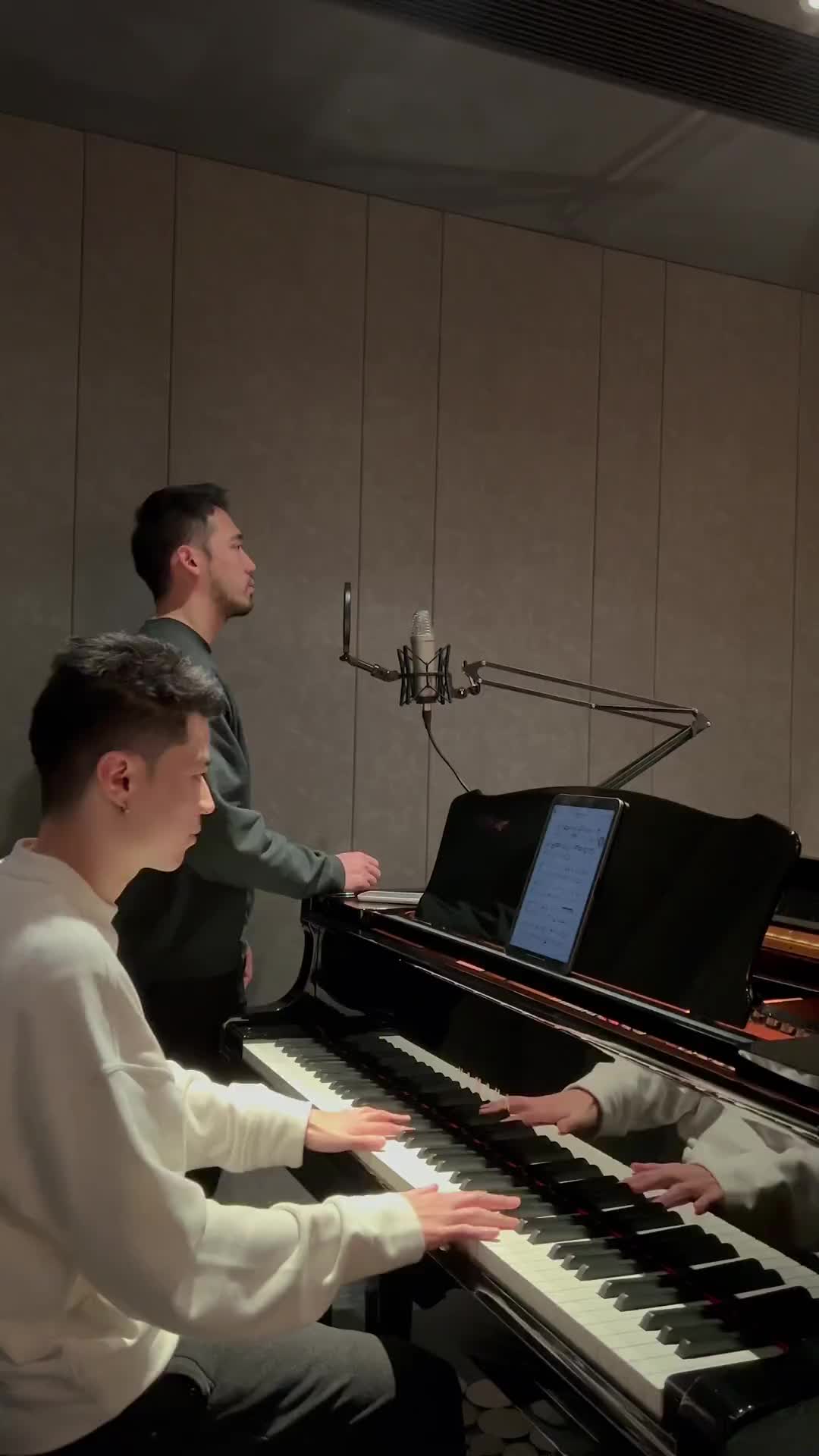 听到第25秒会被融化月亮代表我的心钢琴华灯初上钢琴弹唱