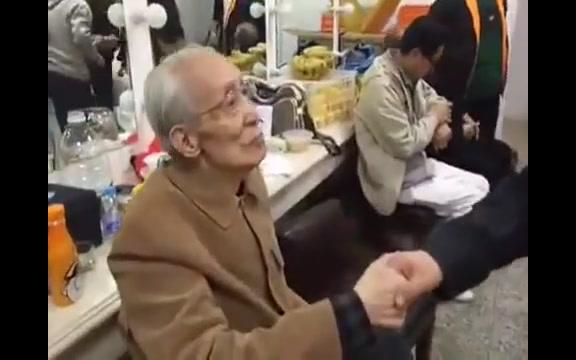 相声前辈常宝华到了德云社后台，于谦听说后连忙冲进来向师爷问好