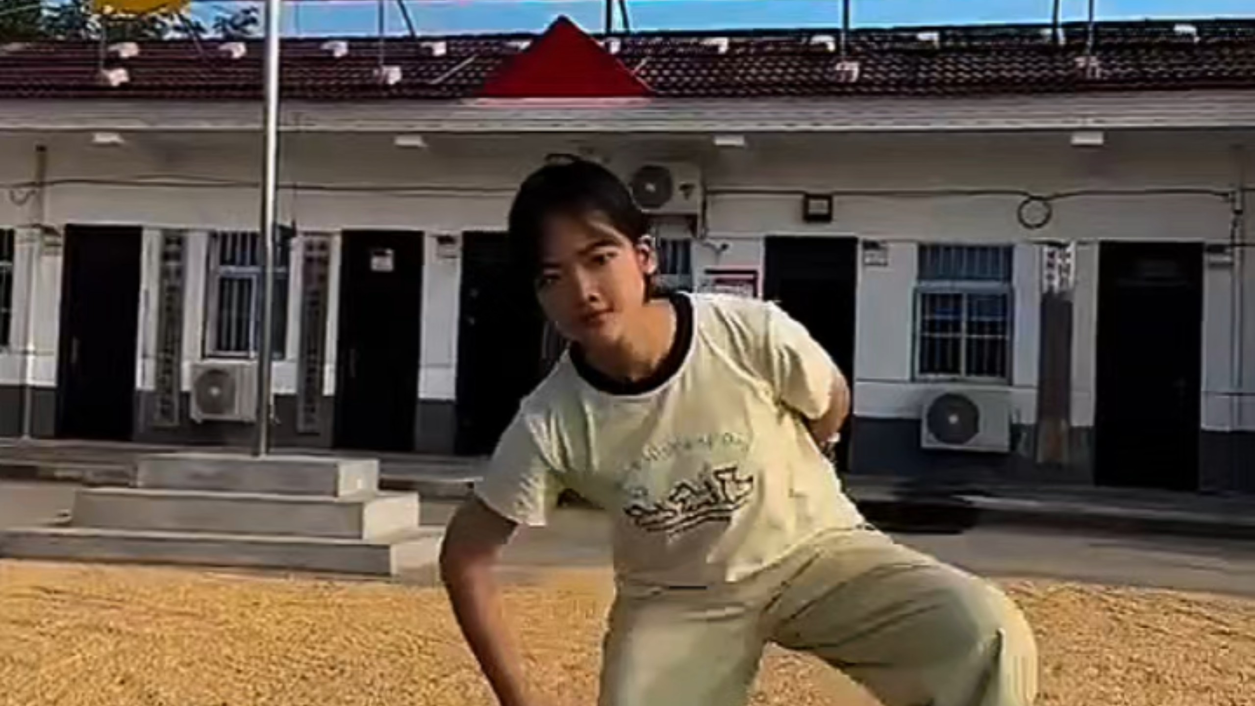 小姑娘这个霹雳舞跳的不错！