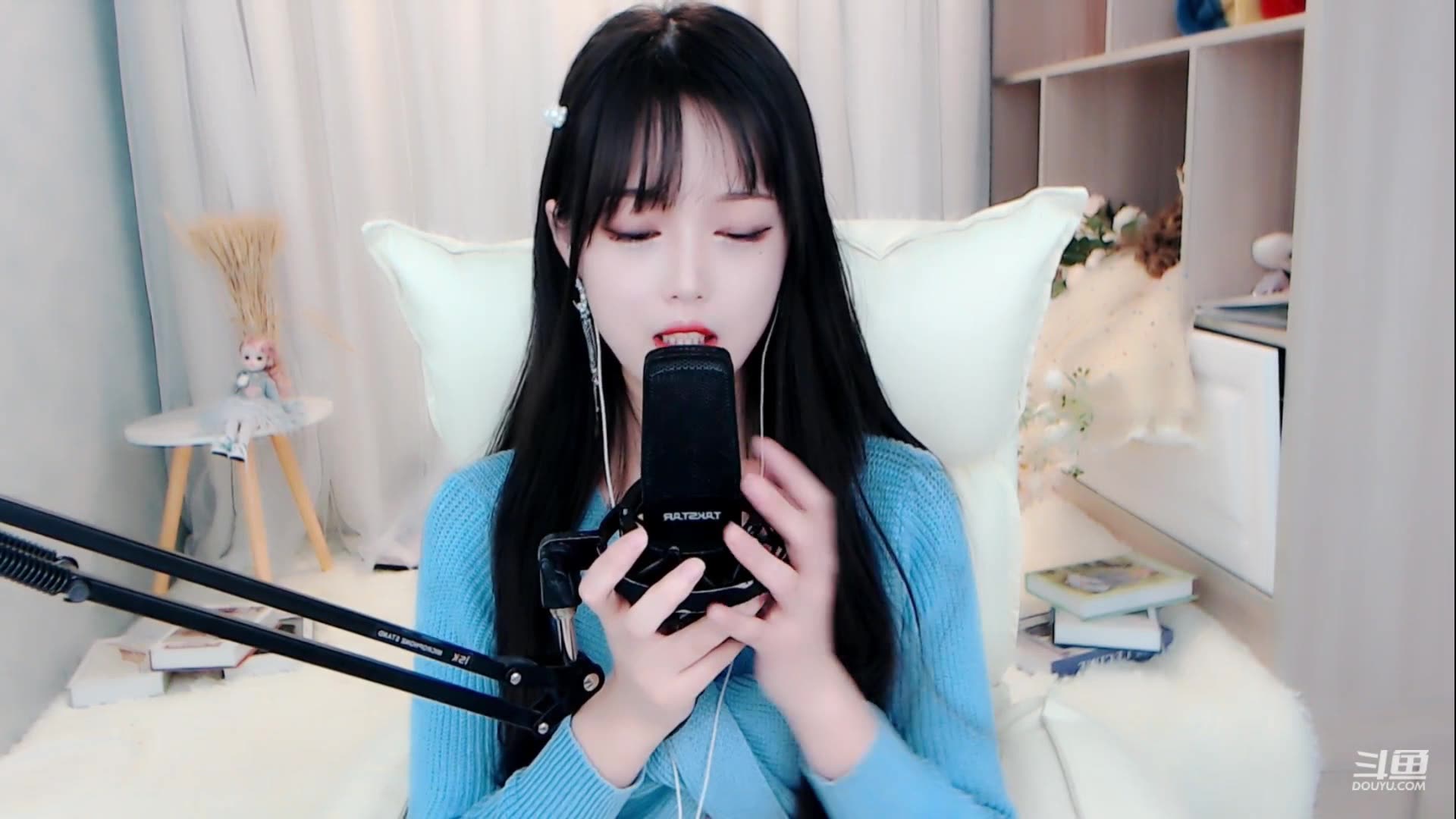 凤年漂亮俞姐姐    斗鱼直播间:7677268