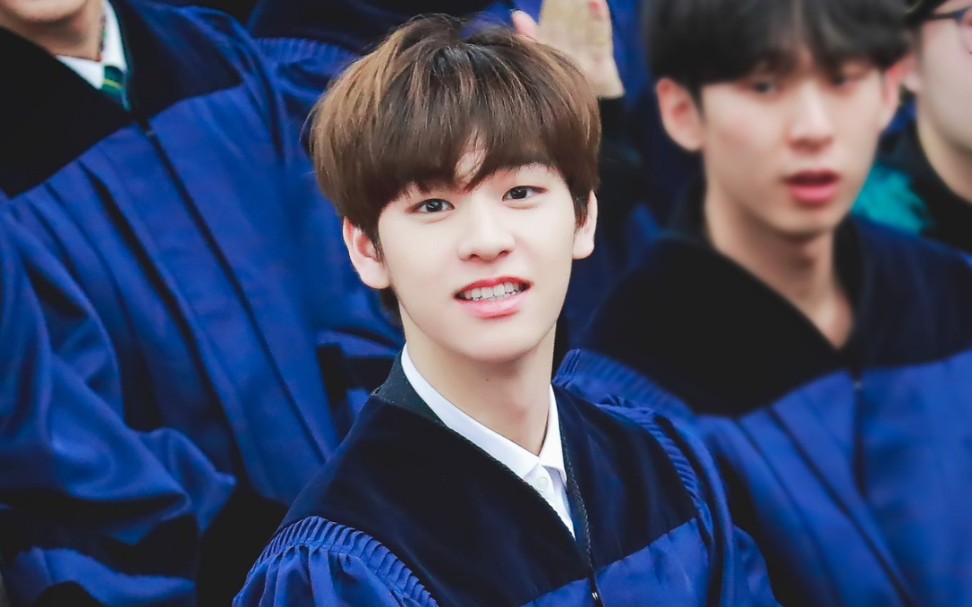 【金东玧】020204现代高等学校毕业典礼饭拍合集