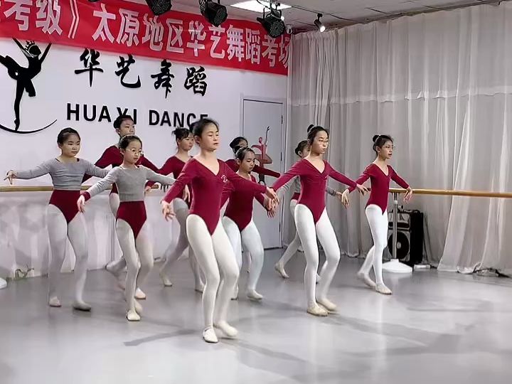 舞蹈生女孩的日常训练10