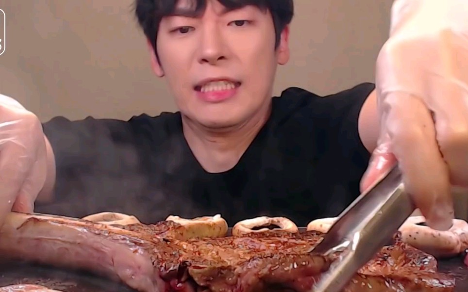 韩国帅哥吃播吃战斧牛排 超级好吃